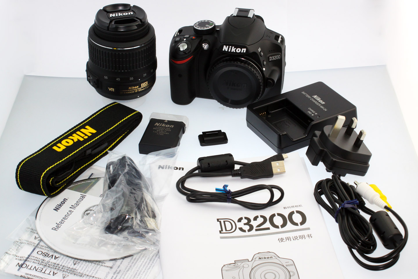 Bộ sản phẩm máy ảnh giá rẻ D3200 được trang bị đầy đủ phụ kiện và thiết bị