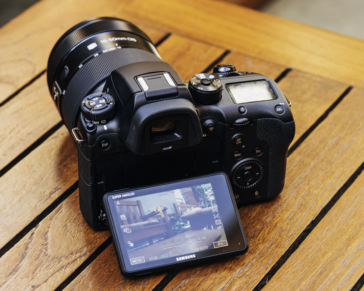 Máy ảnh giá rẻ không gương lật sử dụng màn hình LCD lật đa chiều