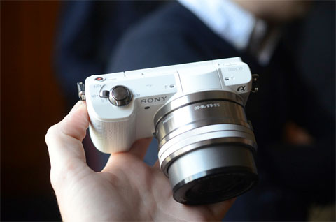 Máy ảnh giá rẻ Sony A5000 có thiết kế khá đẹp và tiện dụng