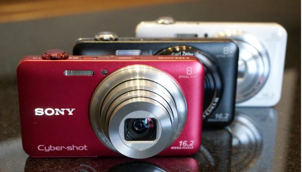 Các màu của máy ảnh khá đa dạng, gồm trắng, đen và hồng 