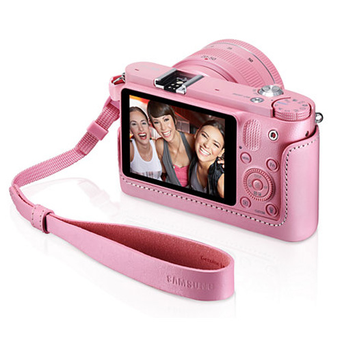 Mẫu máy ảnh giá rẻ này của Samsung được thiết kế đẹp mắt với màu hồng chủ đạo