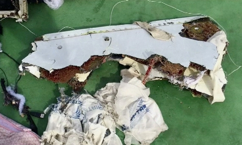Mảnh vỡ máy bay EgyptAir. Ảnh: Reuters