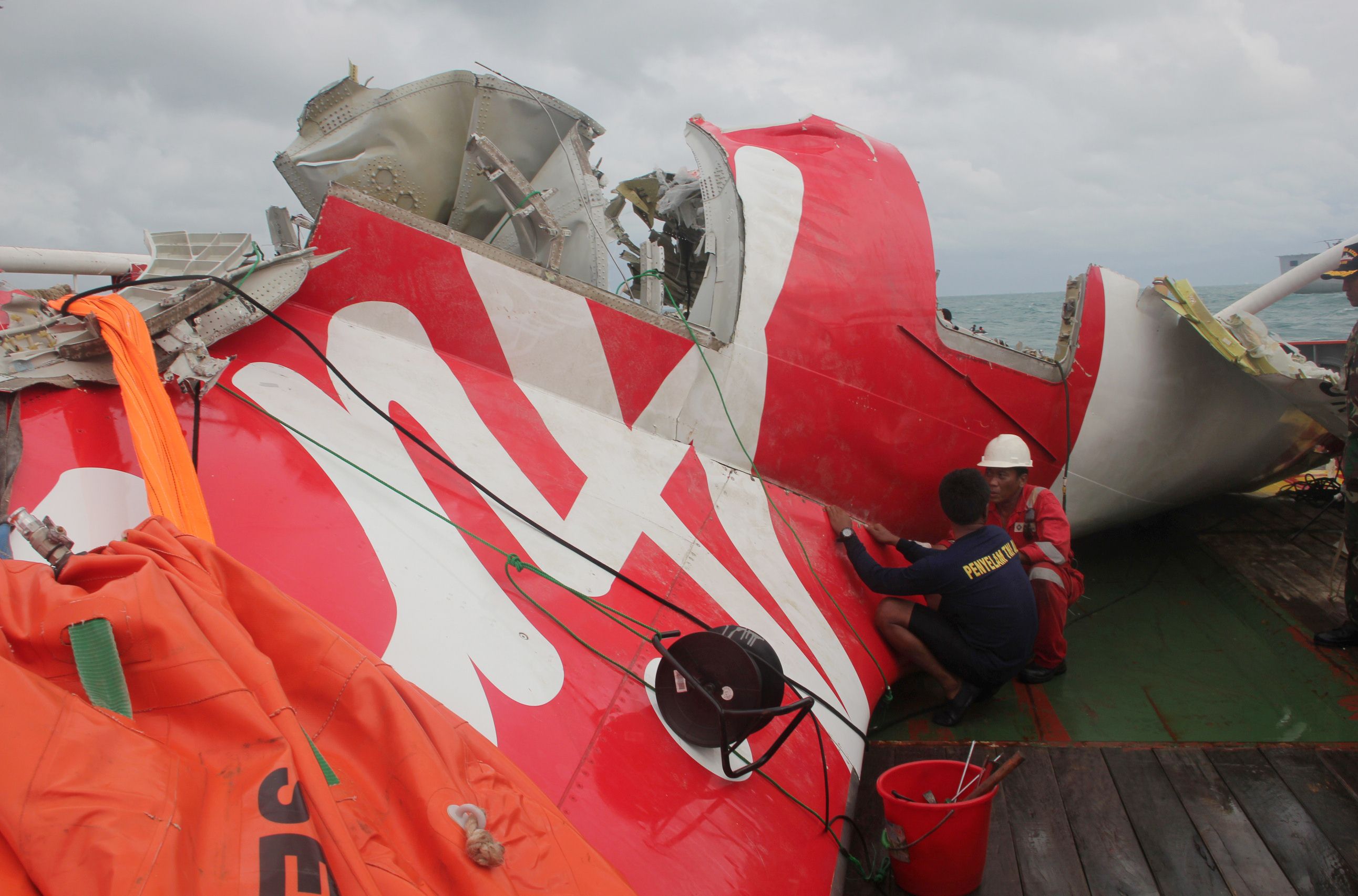 Thợ lặn Indonesia đã tìm thấy 5 thi thể nạn nhân trong vụ rơi máy bay QZ8501