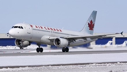 Máy bay Air Canada bị trượt khỏi đường băng khi hạ cánh khiến nhiều người bị thương