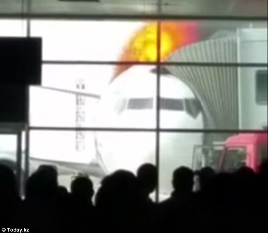 Chiếc máy bay này đã bốc cháy sau khi một bình oxi trên máy bay phát nổ