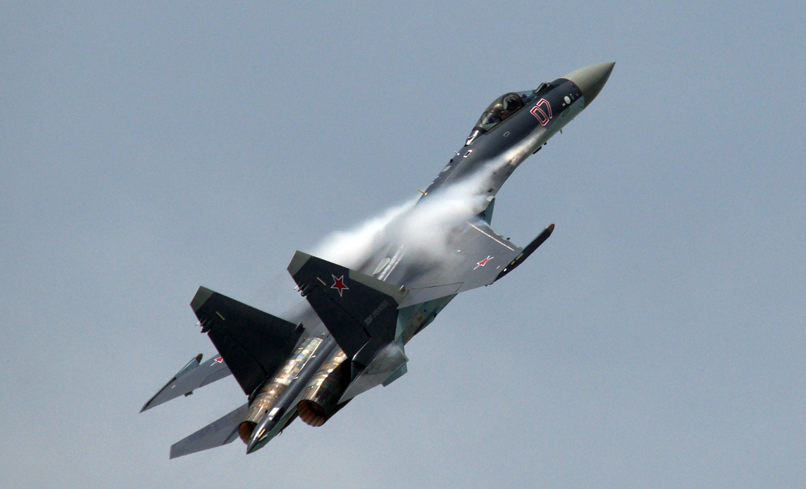 Máy bay chiến đâu Su-35S dài 21,9m, cao 5,9m, sải cánh dài 14,7m