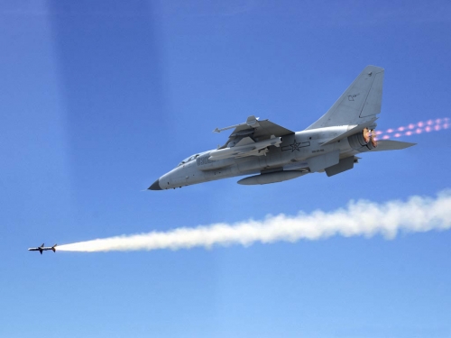 Truyền thông Trung Quốc cho rằng máy bay chiến đấu JH-7 có khả năng phát hiện và phóng tên lửa diệt  F-22