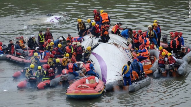 Máy bay Đài Loan rơi đã khiến 16 người thiệt mạng