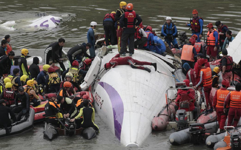 Máy bay Đài Loan rơi xuống sông ngày 4/2