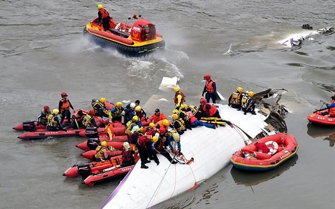 Nhân viên cứu hộ tích cực tìm kiếm các nạn nhân trong vụ máy bay Đài Loan rơi
