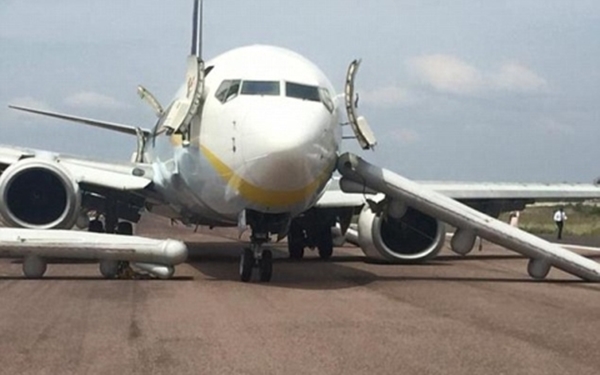 Hành khách được phen phát hoảng khi chiếc máy bay thuộc hãng Jet Airways bị đổ nghiêng khi hạ cánh