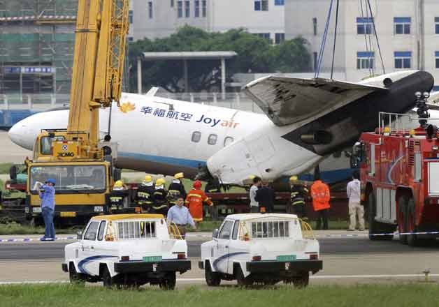 Chiếc máy bay chở 45 hành khách đã bị gãy cánh khi hạ cánh khiến 7 người bị thương