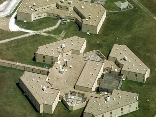 Máy bay không người lái thả gói ma túy và thuốc lá xuống sân nhà tù Mansfield (bang Ohio, Mỹ) gây ra hỗn loạn