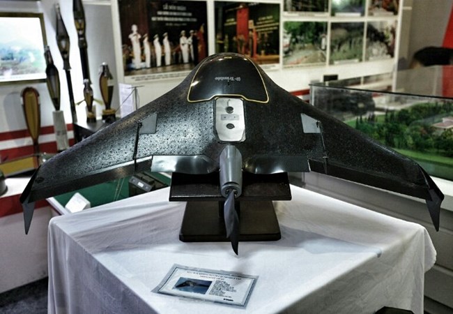 Máy bay không người lái Trimble UX5 đang được trưng bày tại triển lãm 70 năm Thành tựu kinh tế-xã hội đang diễn ra tại Giảng Võ, Hà Nội