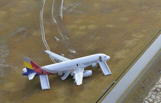 Máy bay Airbus A320 của hãng Asiana Airlines đã bị trượt khỏi đường bay khi hạ cánh khiến 27 người bị thương