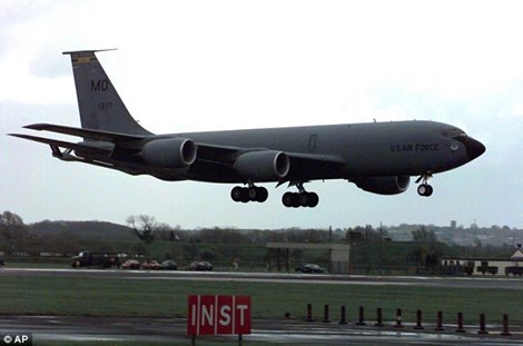 Chiếc máy bay Mỹ Boeing KC-135R rời khỏi sân bay ở Pháp và biến mất trên không phận nước Anh