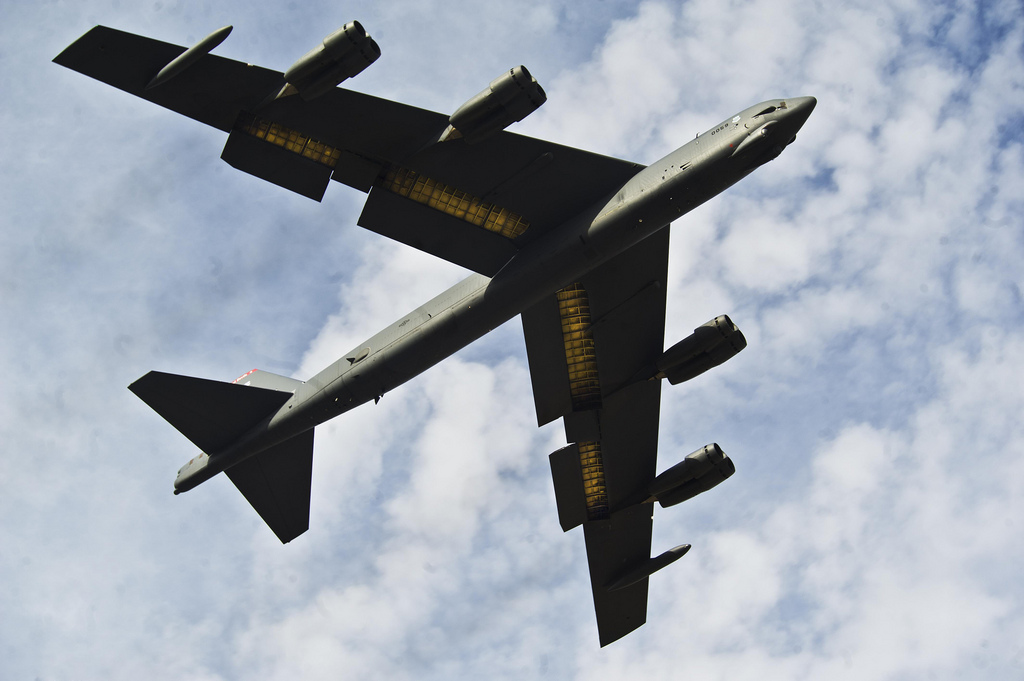 Máy bay ném bom B-52 có khả năng mang 27.200kg bom, tên lửa 