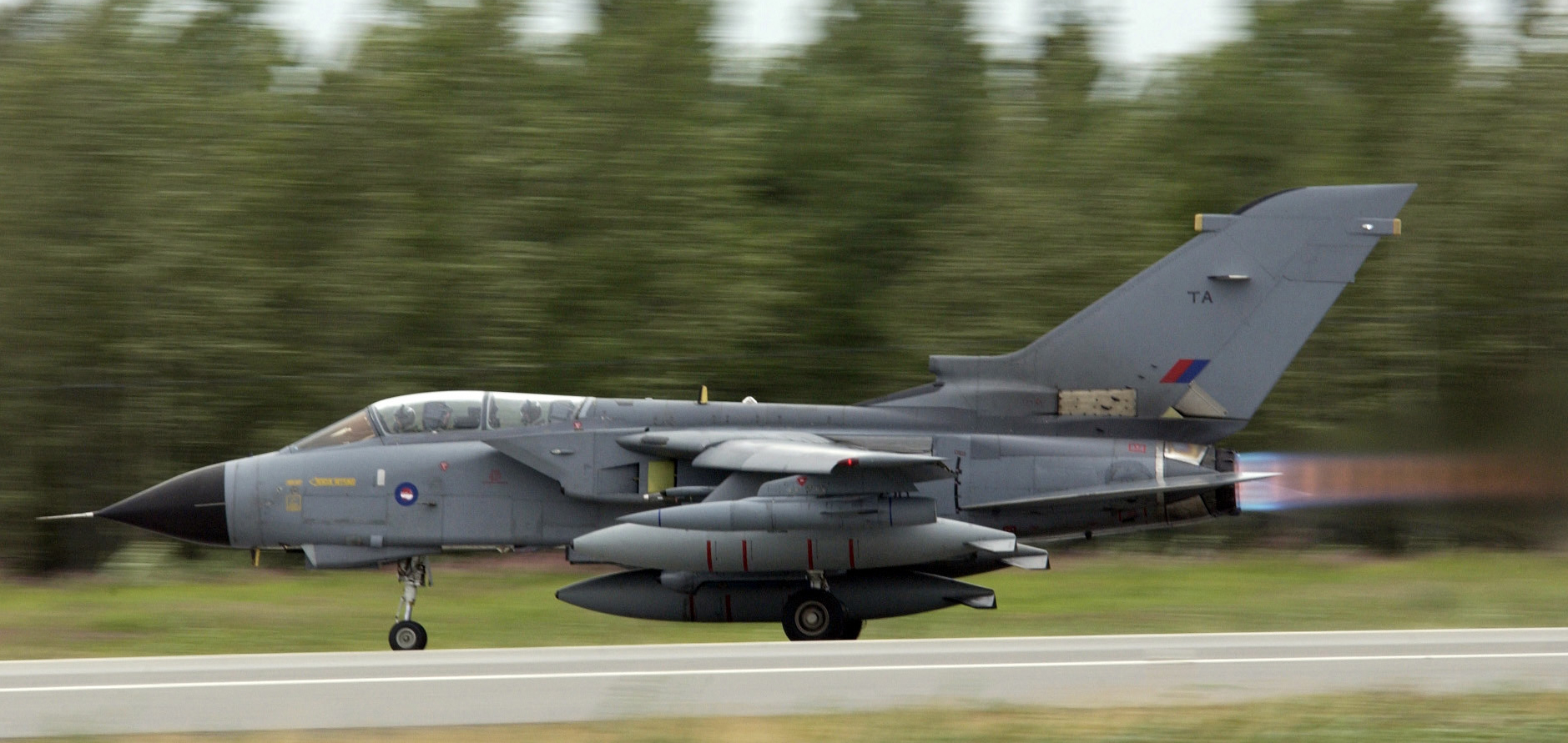 Máy bay ném bom Tornado đóng một vai trò quan trọng trong các chiến dịch tấn công quân sự của NATO