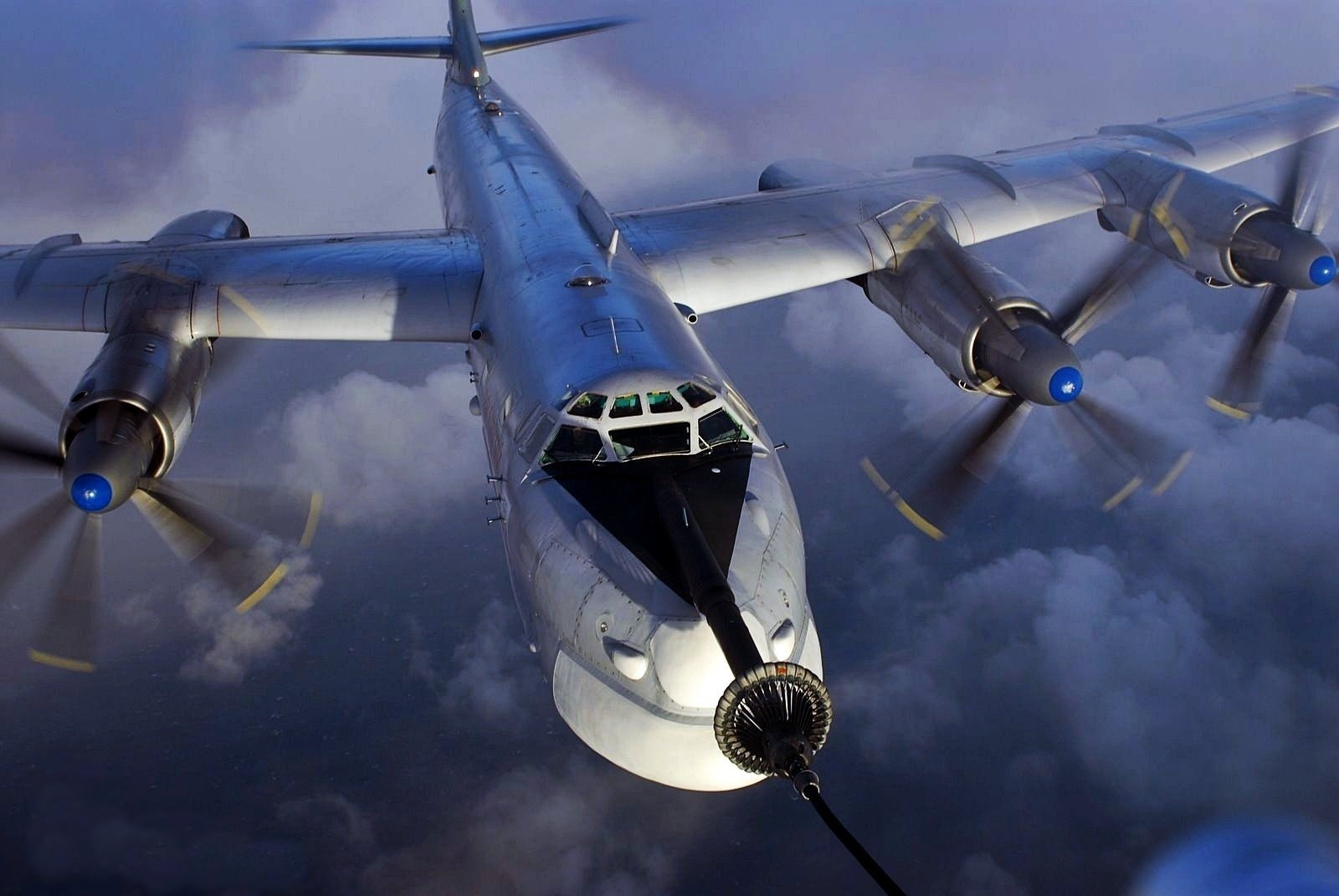 Trong ngày 28/1, vũ khí quân sự máy bay Tu-95 đã bay gần không phận Anh