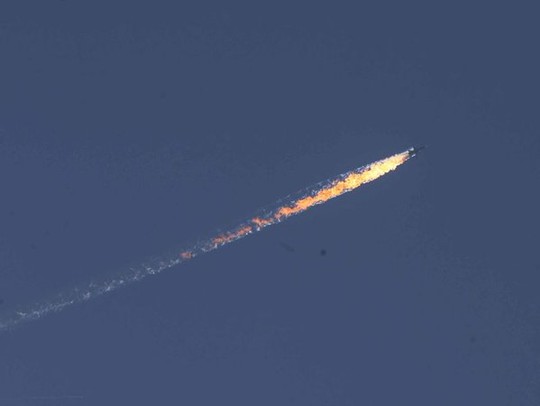 Máy bay Nga bị bắn hạ bốc cháy. Ảnh: Habertürk TV