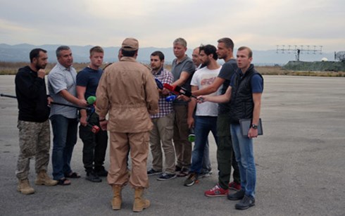 Phi công Murakhtin đang trả lời phỏng vấn của phóng viên ở căn cứ Latakia sau vụ máy bay Nga bị Thổ Nhĩ Kỳ bắn hạ