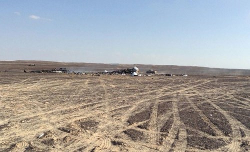 Hiện trường vụ tai nạn máy bay Nga trên sa mạc Sinai (Ảnh: EPA)