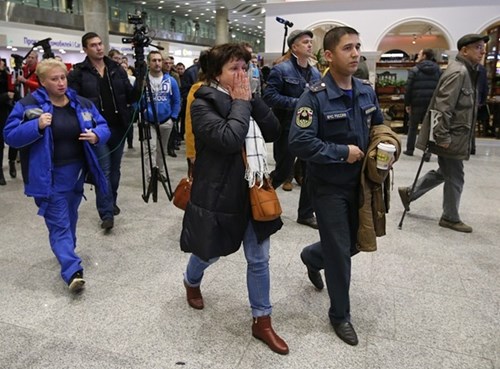 Thân nhân hành khách chuyến bay KGL-9268 đau buồn, ngóng chờ tin người nhà ở sân bay sân bay Pulkovo, St.Petersburg. 