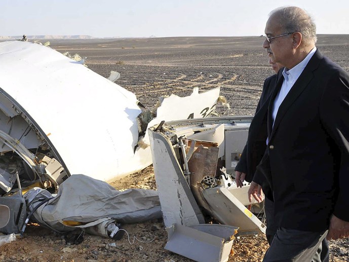 Thủ tướng Ai Cập Sherif Ismail tại đống đổ nát của chiếc máy bay rơi khiến 224 người thiệt mạng