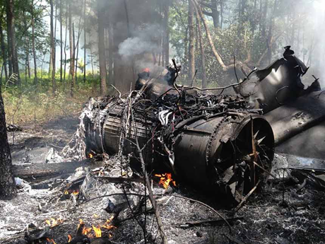 Hiện trường vụ tai nạn máy bay chiến đấu F16 đâm trúng máy bay dân sự ở Mỹ