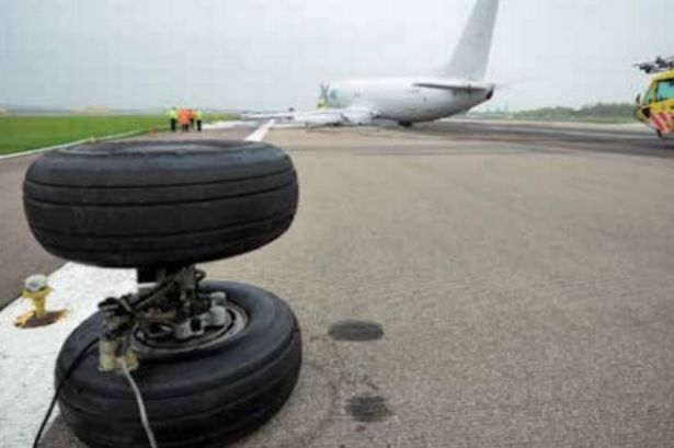 Máy bay rơi bánh xe ngay trên sân băng có thể đã phát nổ vì chở một lượng lớn nhiên liệu