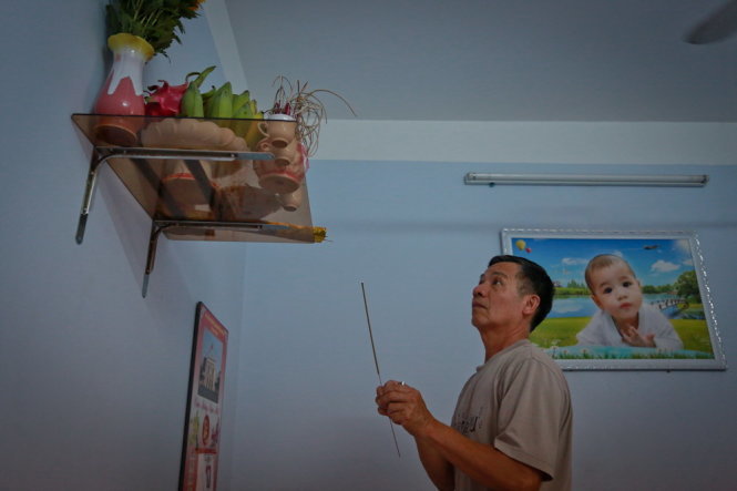 Cha của phi công Nguyễn Anh Tú thắp hương khấn nguyện mong tin tốt lành của con trai một ngày sau vụ tai nạn máy bay rơi ở Bình Thuận