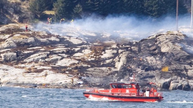 Các lực lượng cứu nạn tìm kiếm người mất tích và thiệt mạng tại hiện trường vụ tai nạn máy bay rơi ở Na Uy