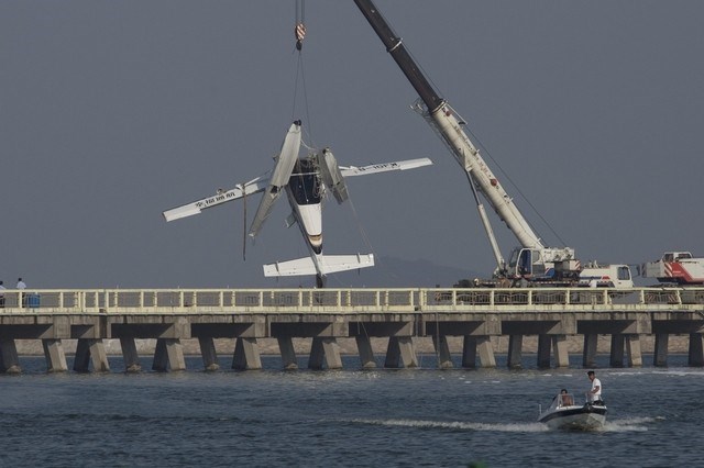 Lực lượng chức năng Trung Quốc trục vớt chiếc máy bay rơi