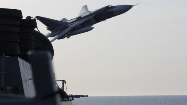 Một bức ảnh do Hải quân Mỹ công bố cho thấy một máy bay Su-24 của Nga đã lượn sát tàu khu trục Mỹ hôm 12/4