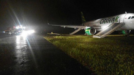Máy bay trượt đường băng rồi nằm trên bãi cỏ, buộc sân bay ngừng hoạt động