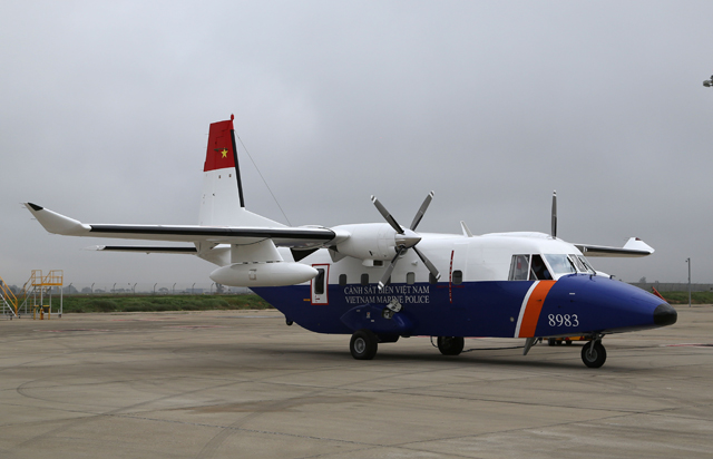 Máy bay tuần thám biển C-212-400 hạ cánh xuống sân bay Tân Sơn Nhất.