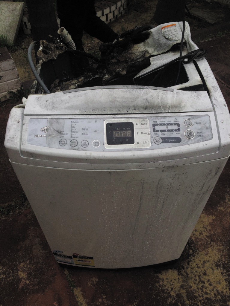 Chiếc máy giặt Samsung cửa trên cháy đen trong vụ hỏa hoạn tại một gia đình ở Parmelia