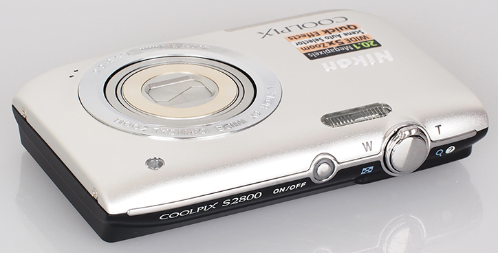 Mẫu máy ảnh giá rẻ Nikon S2800 sở hữu độ mỏng và nhỏ gọn, tiện dụng