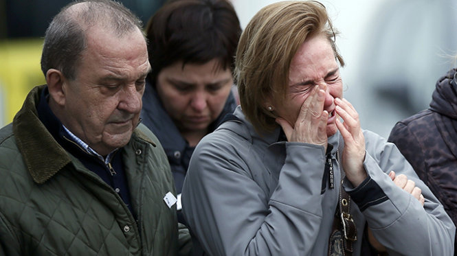 Thân nhân của những hành khách trong vụ máy bay rơi đang chờ tại tại sân bay El Prat (Barcelona)