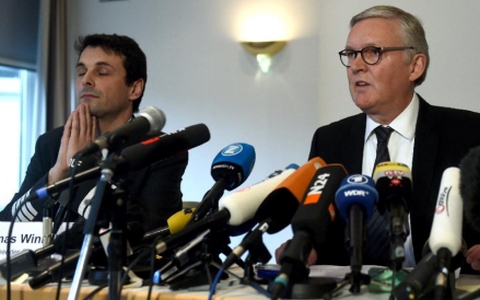 Germanwings Thomas Winkelmann (phải) phát biểu tại cuộc họp báo về vụ việc máy bay rơi