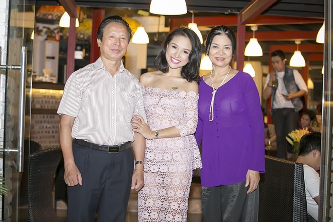 Bố mẹ đẻ Thanh Vân bên con gái. 