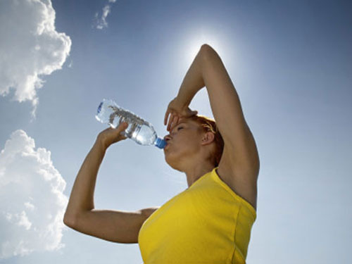 Chống say nắng, say nóng bằng cách bổ sung đủ nước cho cơ thể