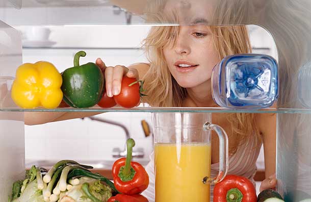 Một mẹo khử mùi hôi tủ lạnh khá đơn giản đó là dùng khăn bông đặt trong ngăn để thực phẩm