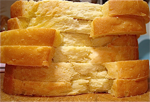 Vụn bánh mỳ đặt vào trong tủ lạnh sẽ khử đi những mùi hôi lâu ngày do bảo quản thực phẩm