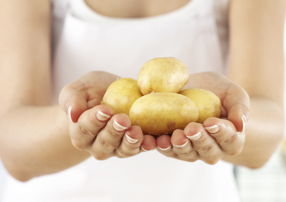 Sử dụng khoai tây là mẹo chữa canh mặn được nhiều người biết và áp dụng