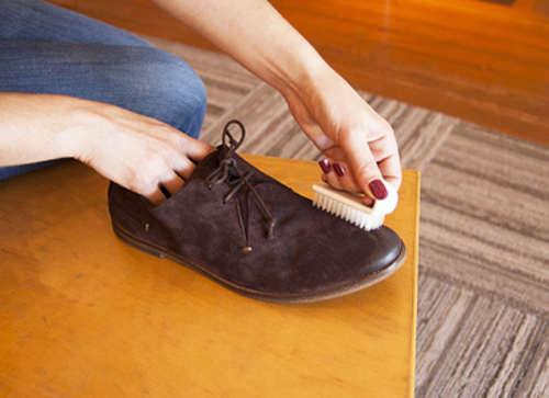 Mẹo làm sạch giày da lộn quan trọng nhất là không dùng nước để giặt giày hay lau vết bẩn