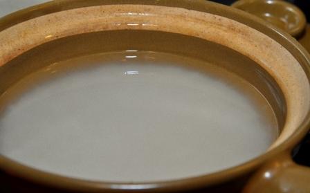 Tẩy trắng bát đĩa gia đình tự nhiên bằng nước vo gạo