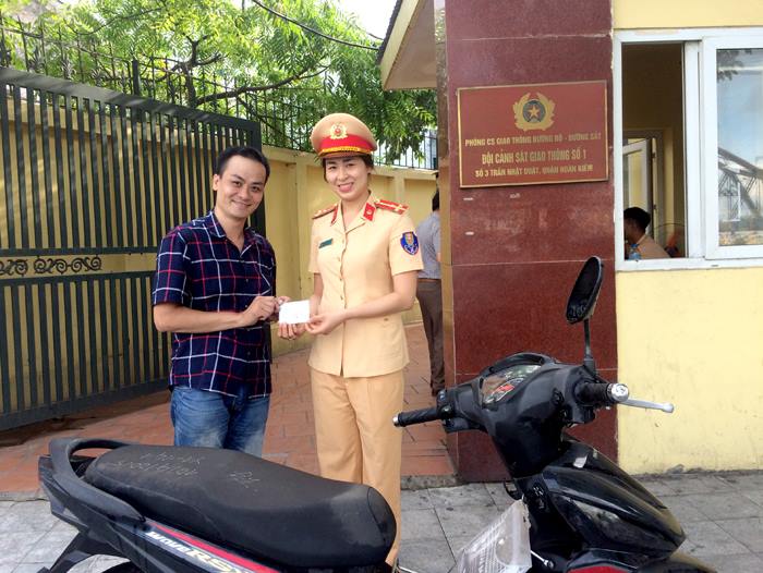 Thượng úy Phạm Quỳnh Anh trao trả chiếc xe máy bị mất cắp cho anh Quang, theo những tin pháp luật online mới nhất hôm nay