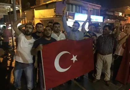 Người dân bao vây căn cứ sau khi có tin báo động đảo chính ở Thổ Nhĩ Kỳ