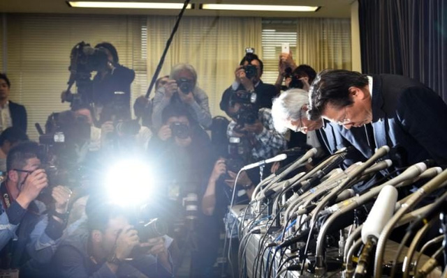 Lãnh đạo Mitsubishi cúi đầu xin lỗi khách hàng và các cổ đông trong buổi họp báo công bố sự việc. Ảnh: Reuters
